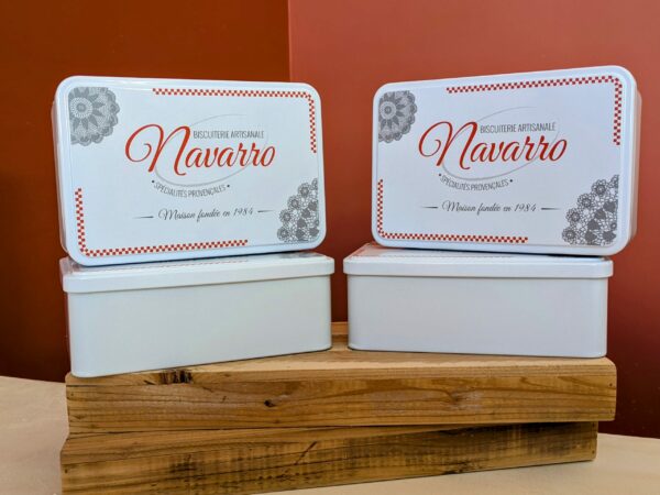 Petites boîtes rectangulaires avec couvercle blanc illustré du logo Navarro et dentelles provençales.